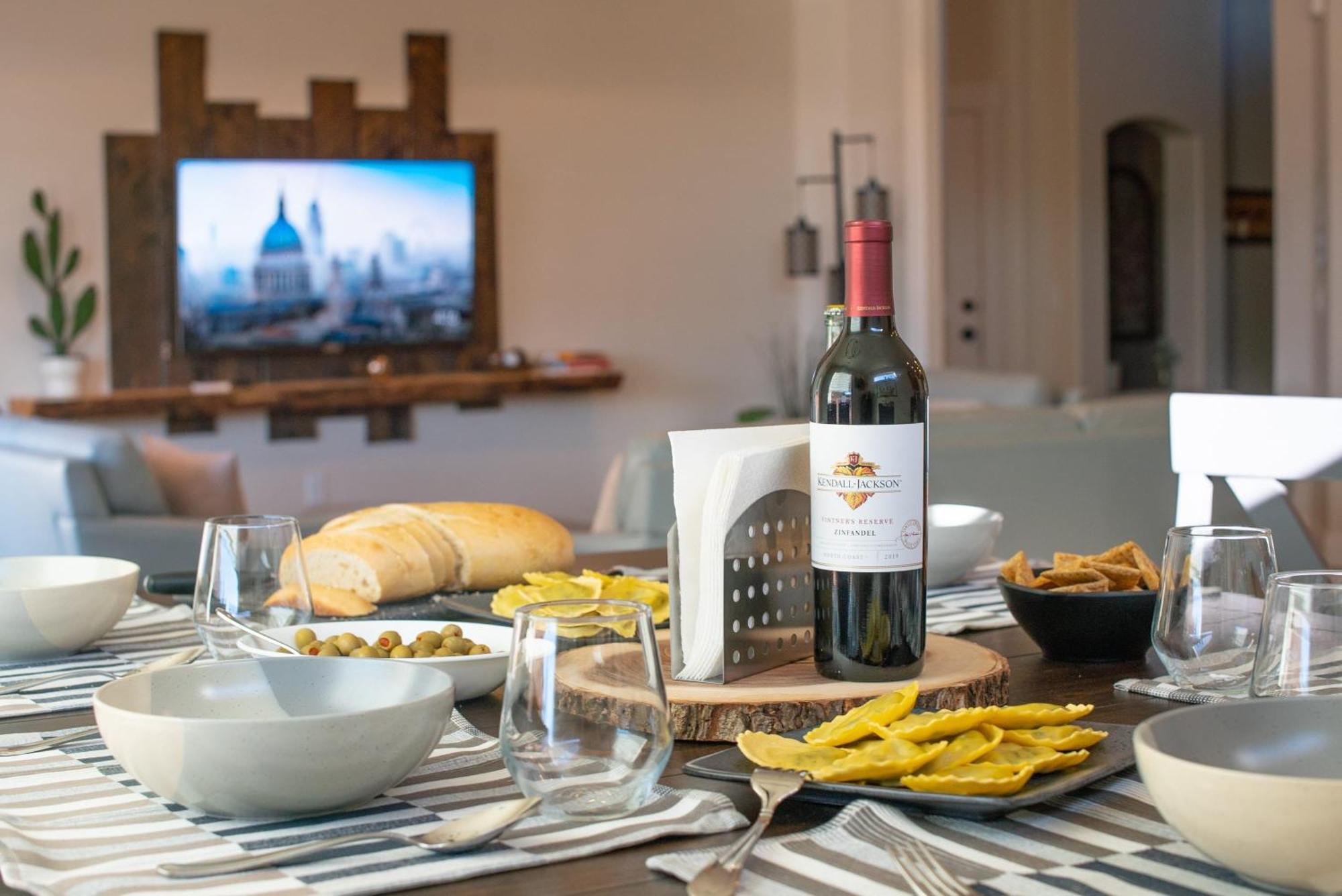 Hollywood Hangout - New West Properties คาแนบ ภายนอก รูปภาพ