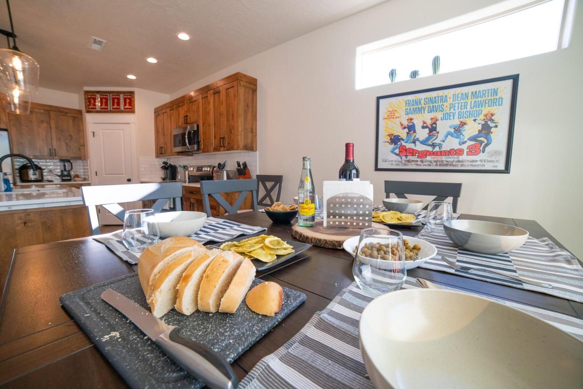 Hollywood Hangout - New West Properties คาแนบ ภายนอก รูปภาพ