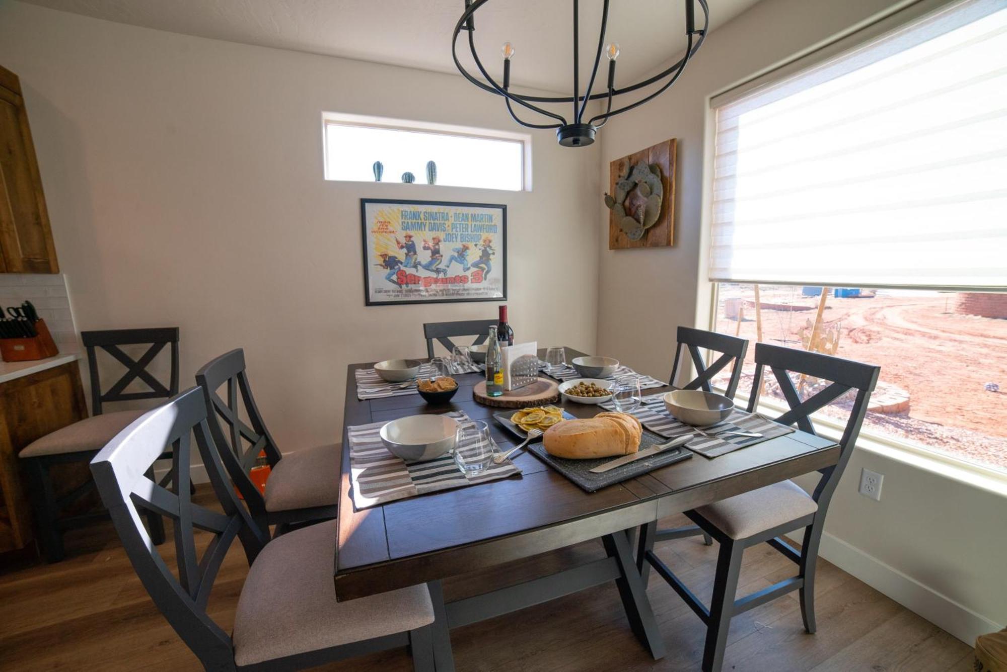 Hollywood Hangout - New West Properties คาแนบ ภายนอก รูปภาพ