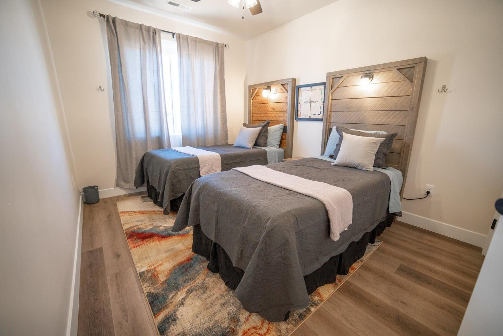 Hollywood Hangout - New West Properties คาแนบ ภายนอก รูปภาพ