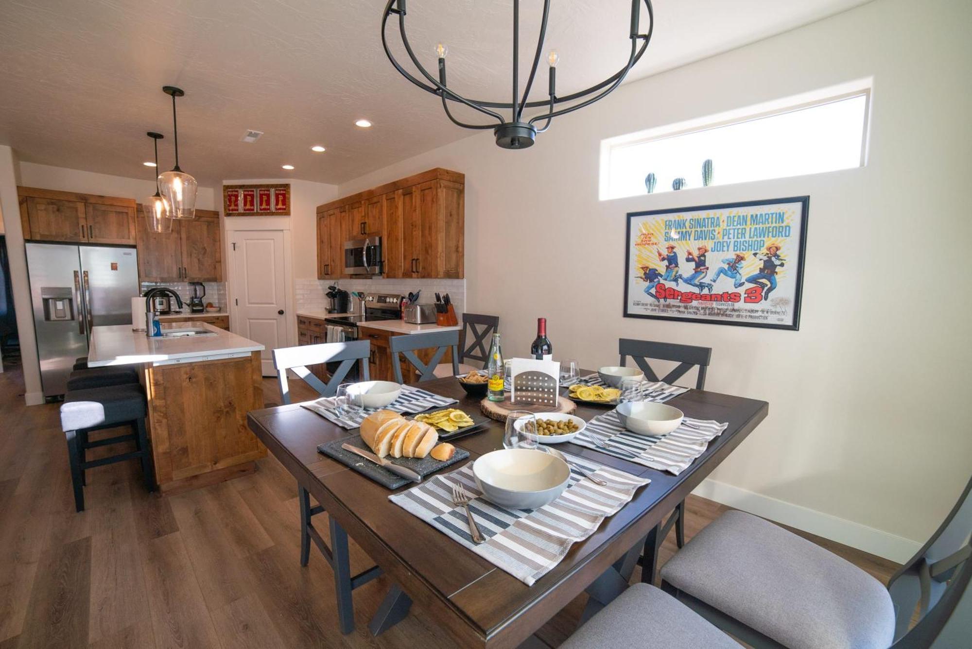 Hollywood Hangout - New West Properties คาแนบ ภายนอก รูปภาพ